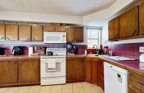 Longtown House | Charming retreat house with cozy living spaces, jetted tub, and Pet-friendly
