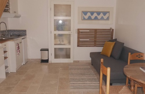 Locmaria House | Charming Retreat Near Sandy Beaches, Sleeps 8, Modern Amenities, Peaceful Location