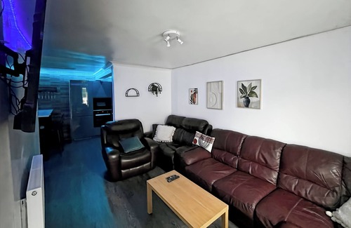 Woodingdean Apartment | Charming Retreat With Hot Tub & Sauna Sleeps 4