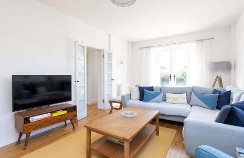 East Wittering House | Charming Seaside Cottage - 5-Min Walk to Beach
