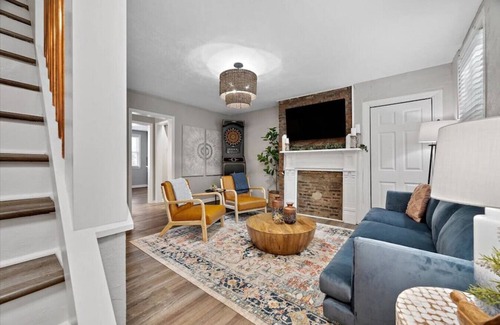 South Side Slopes House | Charming Southside Pitt Home w/ Pool Table + Yard