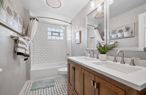 South Side Slopes House | Charming Southside Pitt Home w/ Pool Table + Yard