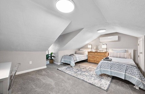 South Side Slopes House | Charming Southside Pitt Home w/ Pool Table + Yard
