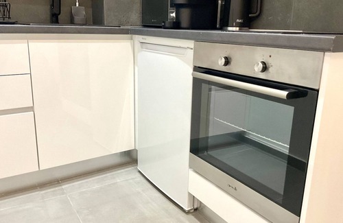 Ampelokipoi Apartment | Charming Studio no Windows Near Panormou Metro