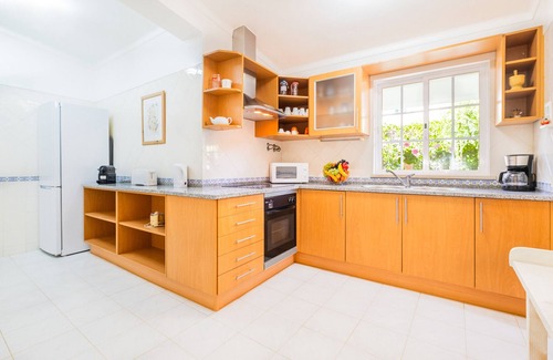 Armacao de Pera Villa | Charming villa w/BBQ near beach, Armação