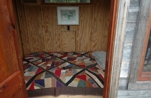 Elmo Resort | Charming Waterfront Tree House in Kaufman