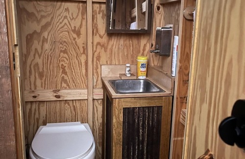 Elmo Resort | Charming Waterfront Tree House in Kaufman