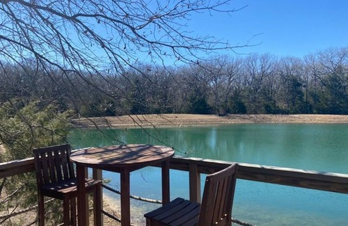 Elmo Resort | Charming Waterfront Tree House in Kaufman