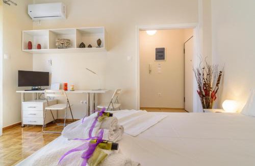Ampelokipoi Apartment | Charmy Petit Flat in Athens