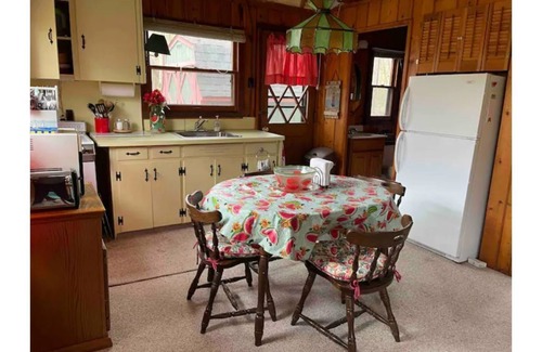 Tawas City Cottage | Cheerful cottage with 4 private beach accesses!