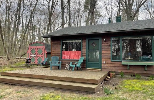 Tawas City Cottage | Cheerful cottage with 4 private beach accesses!