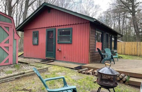 Tawas City Cottage | Cheerful cottage with 4 private beach accesses!