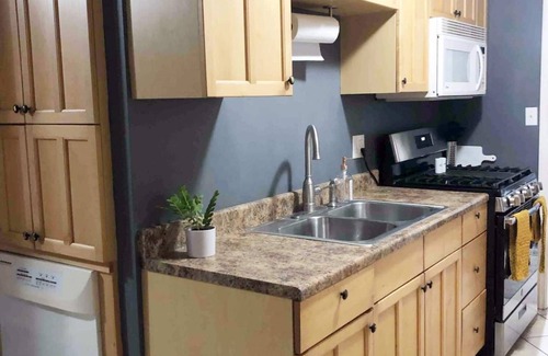 Benson House | Cheerful & Fun Home Away From Home Near Benson- Whole house