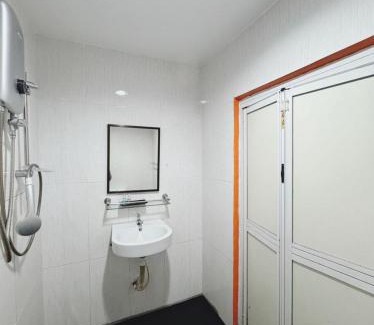 Kampung Cherong Baru Hotel | Chendering Inn