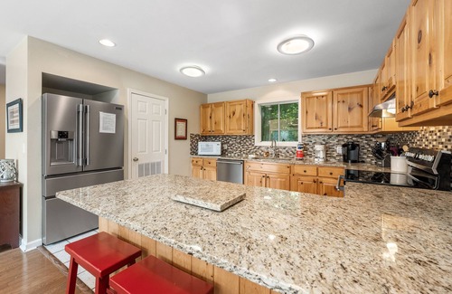 Smithville Ski Chalet | Cherokee Hideaway (Dog-Friendly)