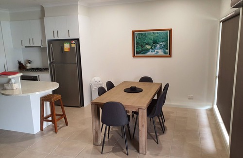 Mildura House | Cherry Villa 3: Luxurious 3BR Inner City Townhouse. Free WIFI.