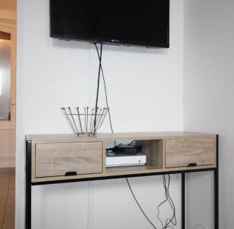 Verdun Apartment | Chez Dan - Studio NEUF - 1 lit 2 personnes - canapé convertible - 2 couchages - internet - Centre ville - Parking proche - Proche gare - Géré par PrestaZen'Services