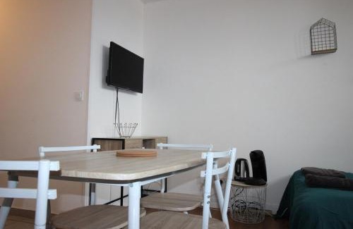 Verdun Apartment | Chez Dan - Studio NEUF - 1 lit 2 personnes - canapé convertible - 2 couchages - internet - Centre ville - Parking proche - Proche gare - Géré par PrestaZen'Services