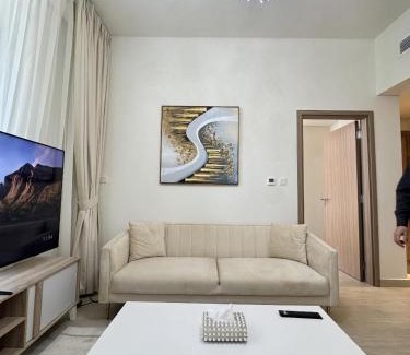 Nad Al Sheba Apartment | Chic 1BR Apartment with Pool View in Medyan