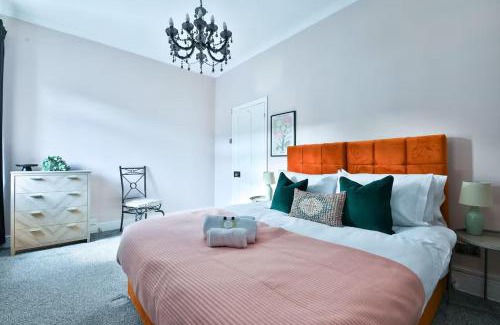 Roath Apartment | Chic 3 Bedroom House - Sleeps 8 - Close to Centre
