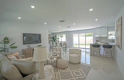 Wilton Manors House | Chic 3BR 2BA Getaway With Private Pool Oasis