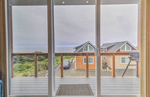 Yachats Apartment | Chic Beachfront Abode w/Balcony & Beach Access!