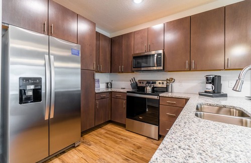 Deerwood Apartment | Chic Contemporary Apt on 1st Floor W/Garage Parking