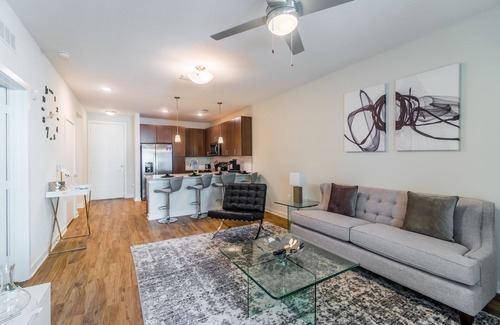 Deerwood Apartment | Chic Contemporary Apt on 1st Floor W/Garage Parking