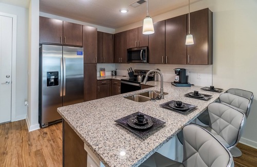 Deerwood Apartment | Chic Contemporary Apt on 1st Floor W/Garage Parking