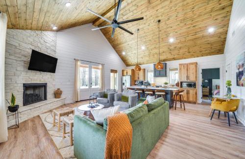 Broken Bow House | Chic Forest Hideaway in Broken Bow with Hot Tub