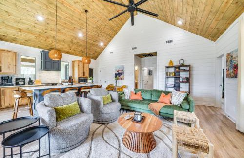 Broken Bow House | Chic Forest Hideaway in Broken Bow with Hot Tub