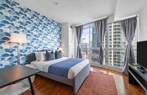 Fort York Apartment | Chic Fort York Studio Cozy Retreat in Downtown TO