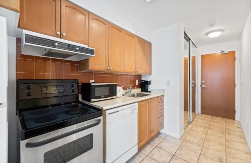 Fort York Apartment | Chic Fort York Studio Cozy Retreat in Downtown TO