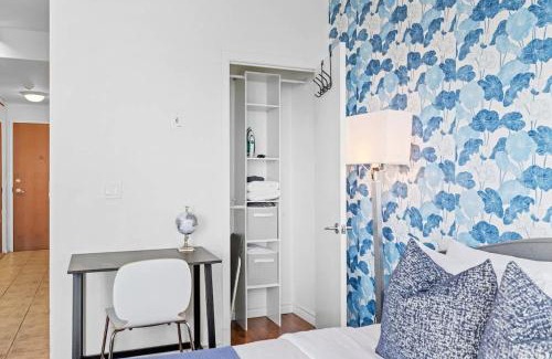 Fort York Apartment | Chic Fort York Studio Cozy Retreat in Downtown TO