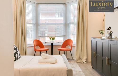 Southend-on-Sea Apartment | Chic & Stylish Studio City Centre Nr High St by Luxiety Stays
