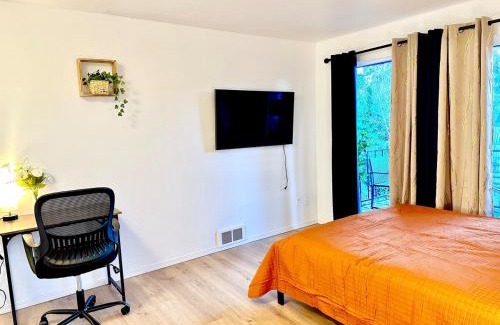 Lynnwood Apartment | Chic Townhome - Your cozy haven awaits in Lynnwood