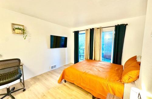 Lynnwood Apartment | Chic Townhome - Your cozy haven awaits in Lynnwood