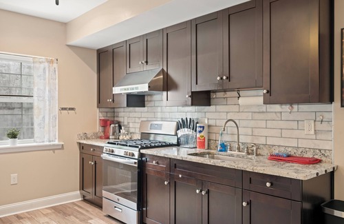 Chinatown Apartment | Chinatown Bi-Level 2BR Apartment + Basketball Court