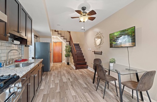 Chinatown Apartment | Chinatown Bi-Level 2BR Apartment + Basketball Court