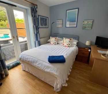 Paddock Wood Bed & Breakfast | Choice of One double bedroom with a comfy double bed and private en suite for solo travellers or couples ,or alternatively book two double bedrooms for families or friends