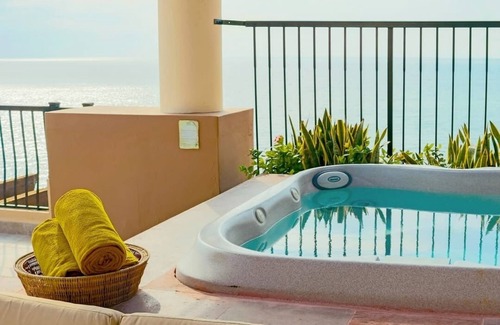 Flamingos Villa | CHRISTMAS in 2 Bedroom OCEAN FRONT VILLA/Jacuzzi on balcony - Nuevo Vallarta