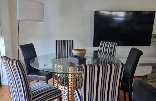 Maidstone House | Churchill Delux, close to Western health 10 min to Cbd