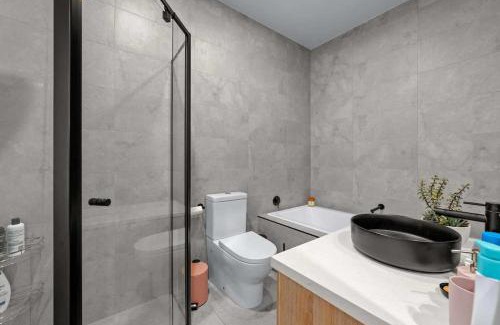 Maidstone House | Churchill Delux, close to Western health 10 min to Cbd