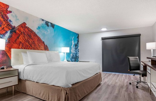 Raisin Hotel | Clarion Pointe Fresno near Yosemite