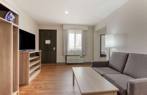Tomah Hotel | Clarion Pointe Tomah