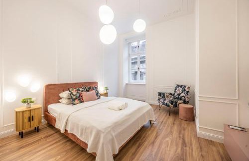Budavar Apartment | Clark & Chain Charm Grand Suite with Castle View