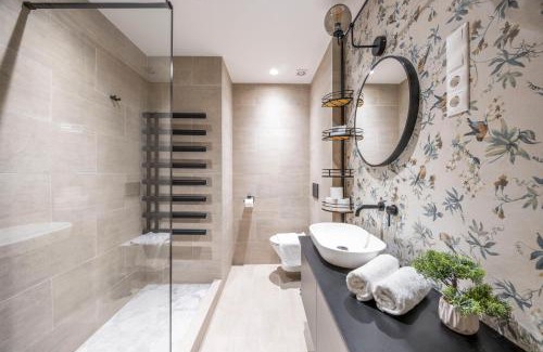 Budavar Apartment | Clark & Chain Charm Grand Suite with Castle View