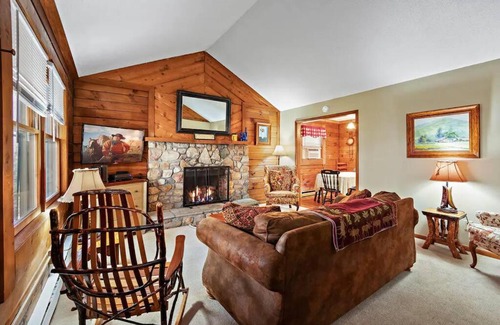 Blowing Rock House | Classic Log Cabin & Fireplace on Quiet River