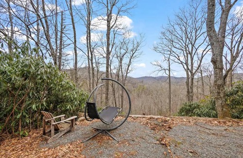 Blowing Rock House | Classic Log Cabin & Fireplace on Quiet River