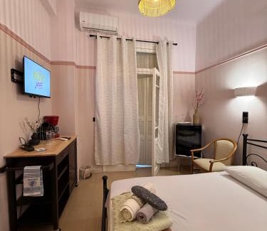 Loutraki-Agioi Theodoroi Apartment | Classic rooms in the center